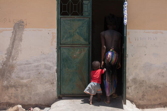Une mère adolescente du quartier de Sintian au Sénégal, rentre chez elle avec sa fille.