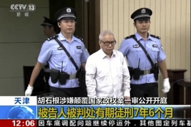 Le militant Hu Shigen, à son arrivée au tribunal de Tianjin, mercredi 3 août 2016, sur des images de la télévision d’Etat CCTV.