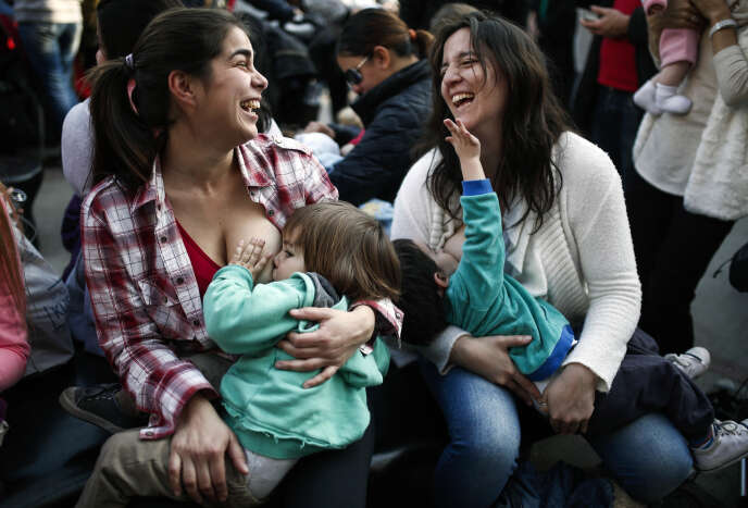 Deux femmes allaitent, le 23 juillet à Buenos Aires en Argentine.