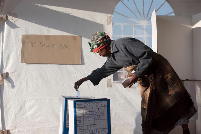 Une femme sud-africaine vote pour les élections municipales à Atteridgeville, à l’ouest de Pretoria, le 3 août.