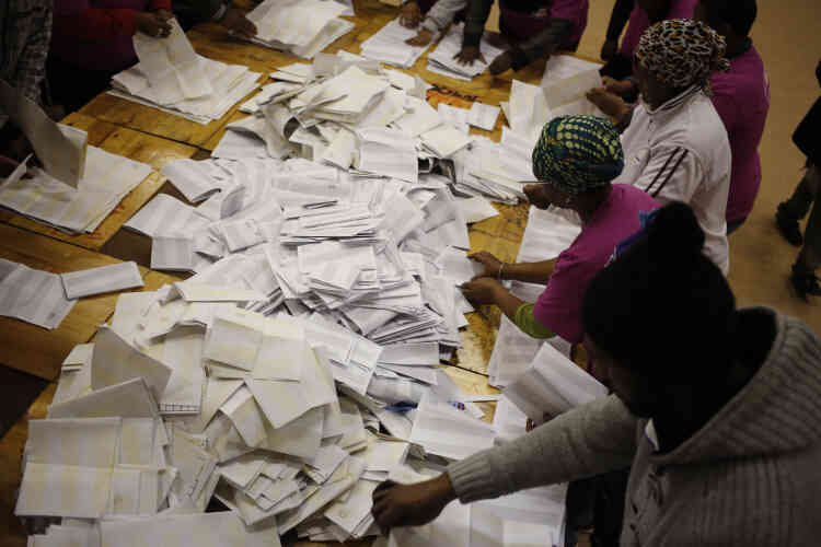 A Manenberg, en périphérie de Cape Town, le dépouillement du scrutin aurait commencé d’après des officiels locaux.
