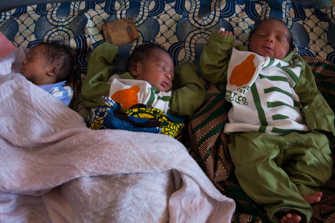 Trois orphelins au Centre de récupération et d’éducation nutritionnelle intensif (Creni) de l’hôpital préfectoral de Siguiri, au nord-est de la Guinée
