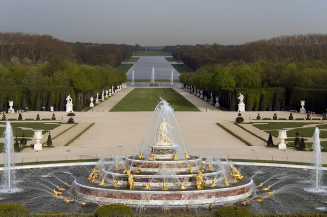 La fontaine de Latone à Versailles, en haut de la Grande Perspective.