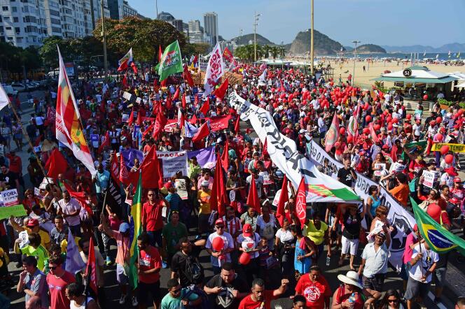 Des habitants de Rio de Janeiro manifeste contre le président par interim de l’époque, Michel Temer, le 5 août 2016, pendant les Jeux olympiques. 