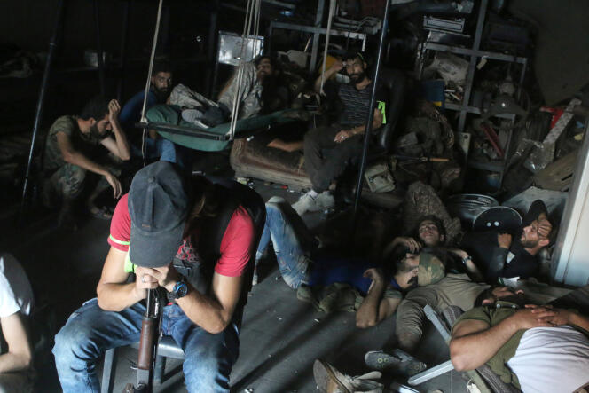 Combattants de l’Armée syrienne libre au repos, dans le sud-ouest d’Alep, le 2 août.