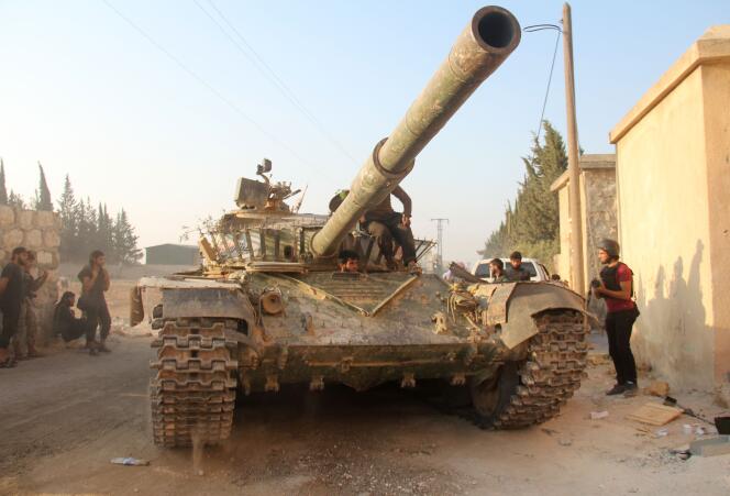 Des combattants du Front Fatah Al-Cham conduisent un tank alors qu’ils viennent de reprendre des positions au sud d’Alep en Syrie, le 6 août.