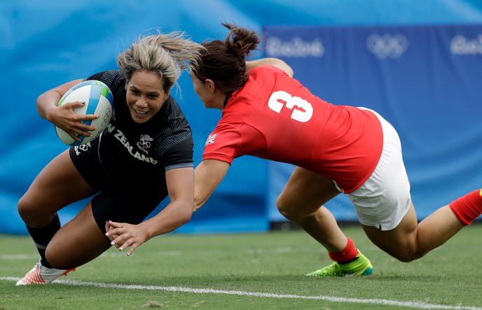 Rugby La Néo-Zélandaise Huriana Manuel, face à la Britannique Alice Richardson, lors du tournoi de rugby à 7 des JO 2016 à Rio.