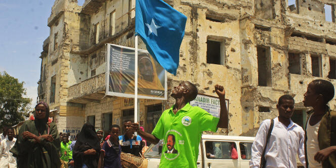 En 2012, un homme fête, drapeau somalien en main, l’élection de Hassan Chieck Mohamud, dans les rues de Mogadiscio.
