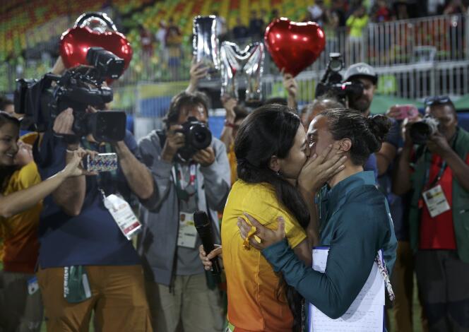 Isadora Cerullo, joueuse brésilienne de rugby à VII, en survêtement vert, demandée en mariage par sa petite amie, le 8 août 2016, à Rio de Janeiro.
