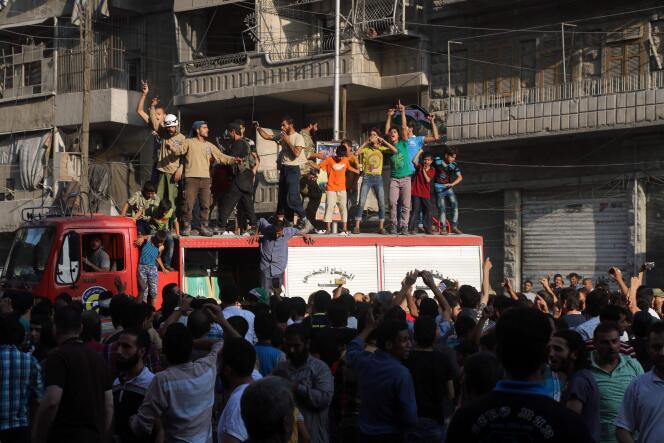 Des Alépins manifestent leur joie, le 6 août, après que des forces rebelles ont rompu le siège de la ville par les troupes du régime.