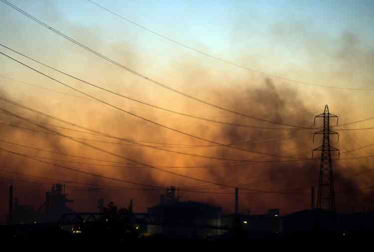 Les incendies se sont notamment propagés près des sites industriels de Fos-sur-mer.