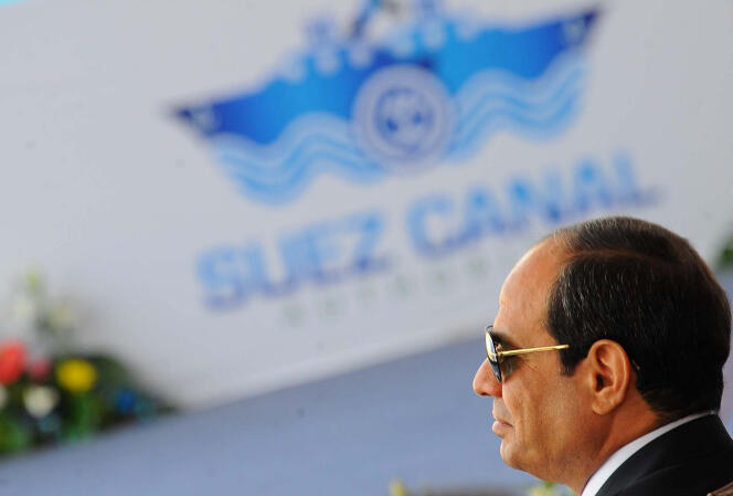 Le président égyptien, Abdel Fattah Al-Sissi, lors du  60e anniversaire de la nationalisation du canal de Suez à Ismaïlia, le 6 août. Les revenus du canal ont plongé depuis le doublement de la voie maritime, en août 2015.