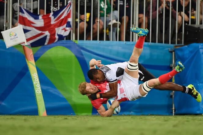 Le Britannique Mark Robertson (en rouge) taclé par le Fidjien Josua Tuisova lors de la finale du tournoi de rugby à VII, le 11 août, à Rio.