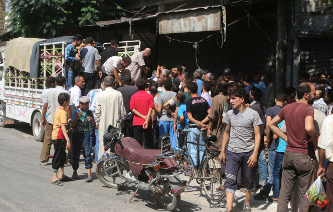 Des habitants de l’est d’Alep, contrôlé par les rebelles anti-Assad, se pressent pour acheter des produits frais arrivés dans la ville après la rupture du siège, jeudi 11 août.