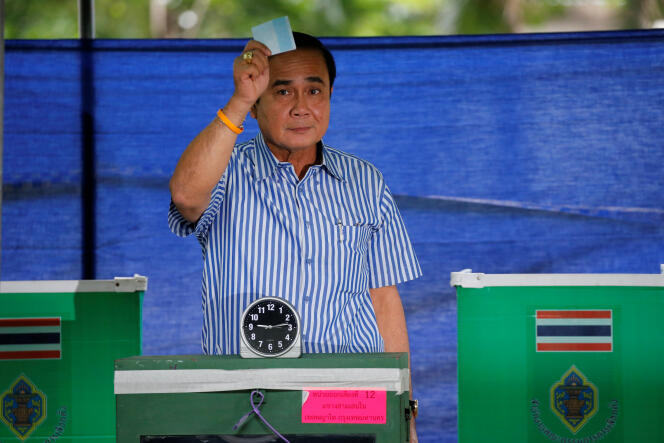 « La Thaïlande a voté par référendum pour une Constitution rédigée sur mesure pour l’armée, arrivée au pouvoir il y a deux ans lors d’un coup d’Etat » (Photo: le premier ministre thaïlandais Prayuth Chan-ocha le 7 août montrant son bulletin de vote).