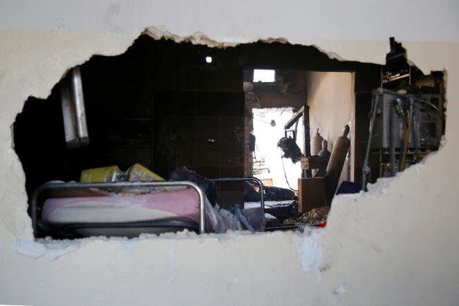 Un chambre d’hôpital endommagée après des bombardements aériens dans la ville de Meles en Syrie, le 6 août 2016.