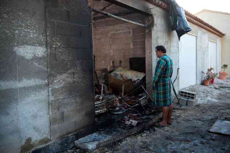 Un homme constate l’ampleur des dégâts sur sa maison ravagée par les incendies, le 11 août.
