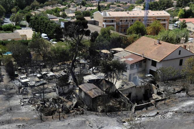 Vue du quartier des Pinchinades à Vitrolles après le passage du feu, le 11 août 2016.