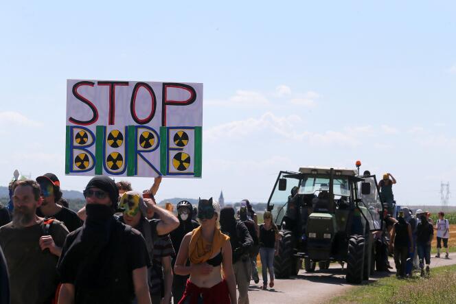 Quatre cents manifestants se sont rassemblés près de Bure (Meuse), dimanche 14 août, pour s’opposer au projet de « poubelle nucléaire ».