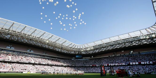Lâcher de balons en hommage aux victimes de l’attentat du 14 Juillet, avant le match entre l’OGC Nice et Rennes, le 14 août 2016, au stade de l’Allianz Riviera.