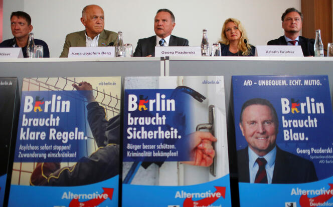 Georg Padzerski (au centre), candidat d’Alternative pour l’Allemagne à Berlin, le 28 juillet.