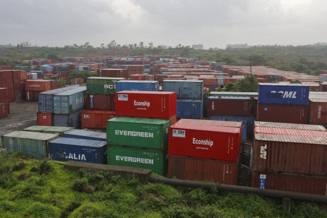 « Nos territoires sont en passe de devenir des plates-formes logistiques où transitent à longueur de journée, dans un sens et dans l’autre, des camions transportant peu ou prou la même chose ! » (Photo : Containers stockés dans la ville de Bombay, en Inde).