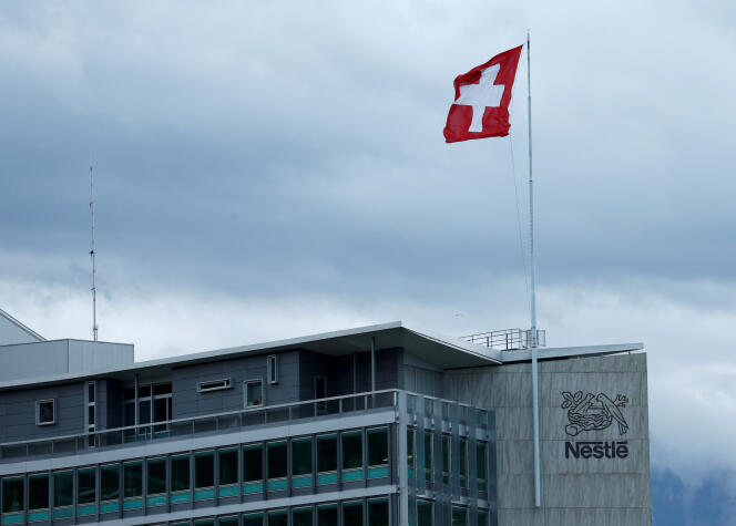 Un drapeau suisse flotte sur le siège du géant mondial de l’alimentation Nestlé à Vevey, en Suisse, le 16 avril 2016. REUTERS/Denis Balibouse