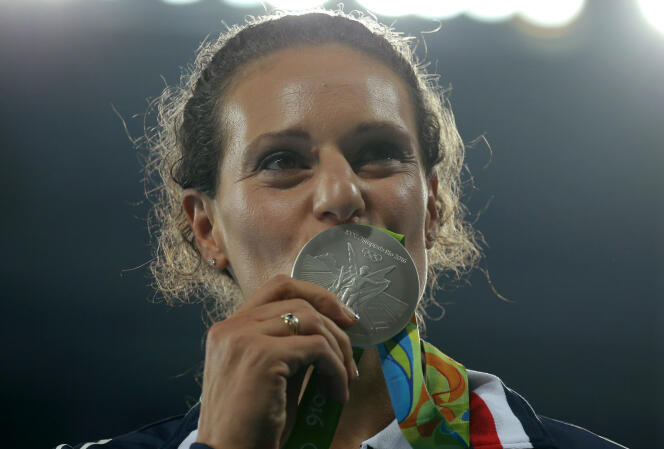 Mélina Robert-Michon embrasse sa médaille d’argent olympique.