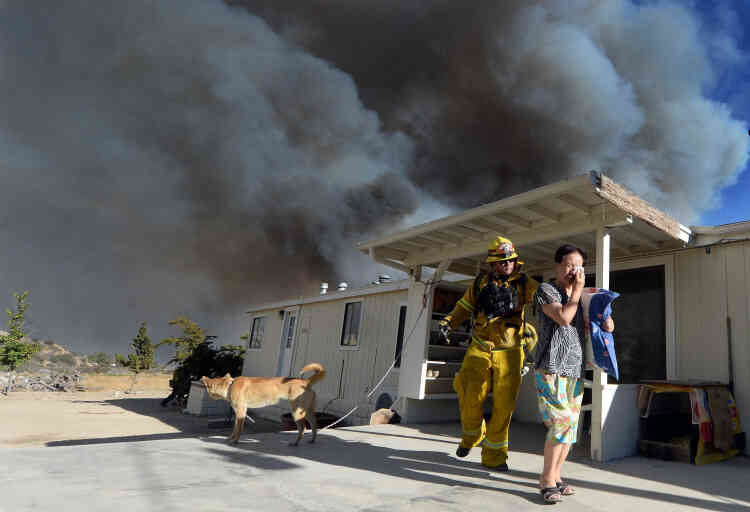 Près de de 83 000 personnes ont été évacuées, et environ 35 000 bâtiments sont menacés par les flammes.