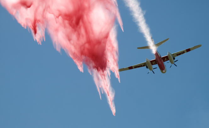 Un avion lance du retardateur au-dessus d’un incendie près du col Cajon en Californie, le 16 août.