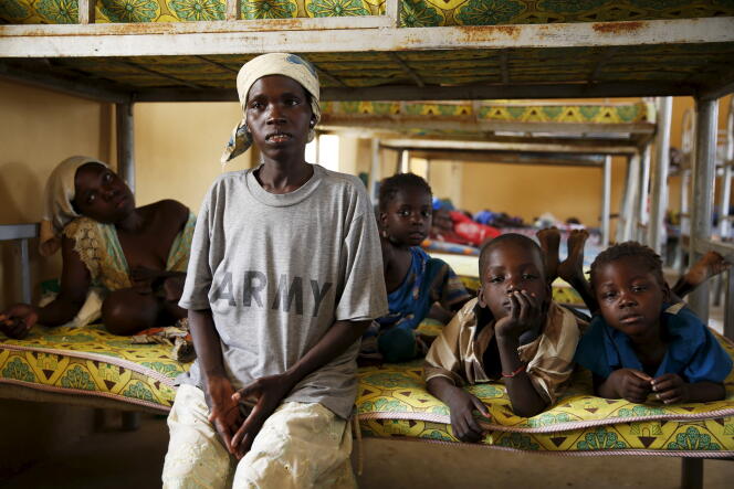 Cicilia Abel  et ses enfants, dans le camp pour déplacés de Malkohi (Nigeria), en mai 2015. Menacée par Boko Haram, la famille a été secourue dans la forêt de Sambisa.