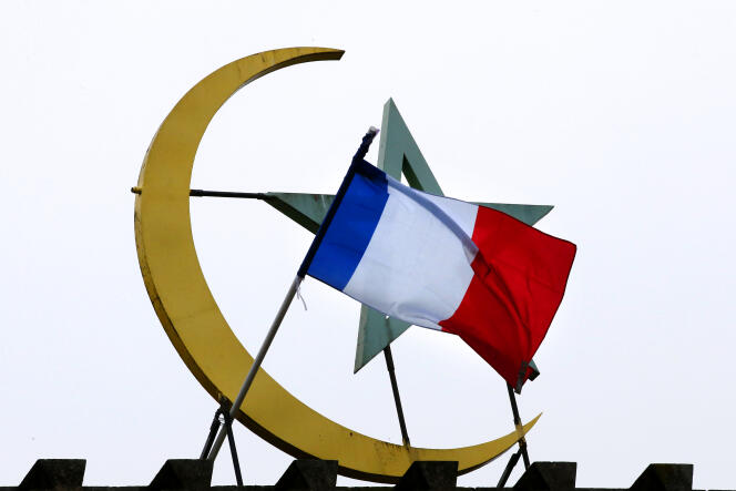 De nombreux responsables politiques appellent les musulmans à prendre position dans le débat public sur la représentation et l’organisation de l’islam, en France.