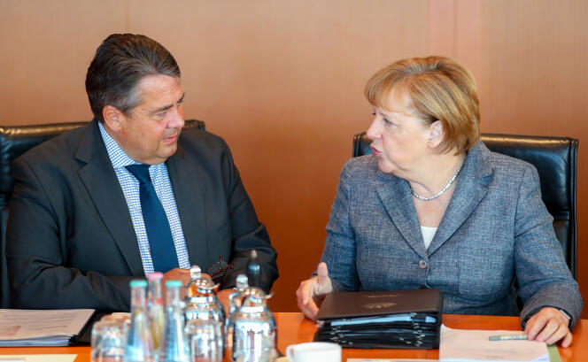 Le vice-chancelier allemand et ministre de l’économie, Sigmar Gabriel, et la chancelière allemande Angela Merkel, à Berlin, le 17 août.