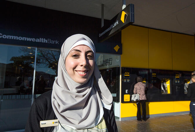 Sarah, salariée d’une des plus importantes banques d’Australie, porte un foulard arborant discrètement le logo de son employeur.