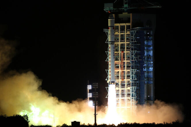 Lancement du satelite d’encryptage quantique chinois par une  fusée Longue Marche 2 à Jiuquan (désert de Gobi) le 16 août 2016.
