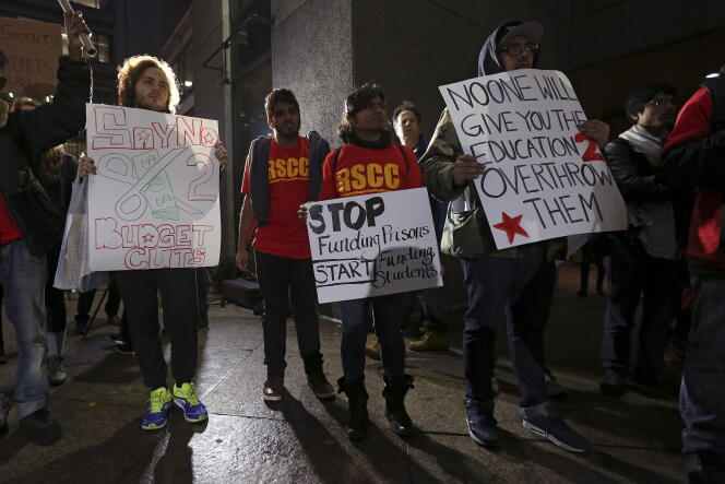 Des étudiants manifestent pour une baisse du coût de l’université à Hunter College, à New York, en novembre 2015.
