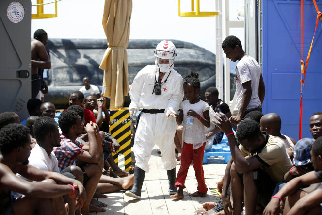 Des migrants sont secourus par l’ONG Migrant Offshore Aid Station, au large des côtes libyennes, le 18 août.