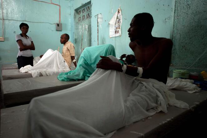 Traitement de malades du choléra dans le quartier Carrefour de  Port-au-Prince, le 18 août.