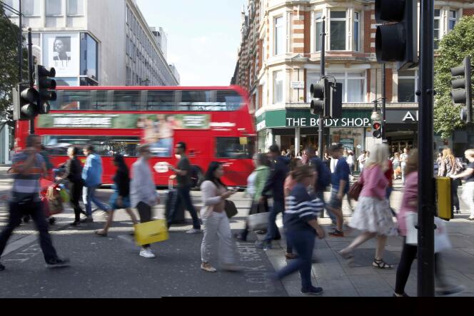A Londres, le 14 août. Avec la baisse de la livre sterling de plus de 10 % depuis le référendum, les touristes affluent au Royaume-Uni.