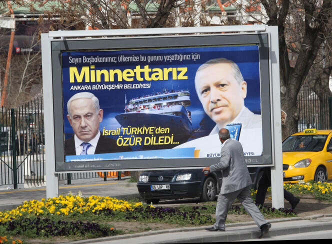 A Ankara, en mars 2013, une affiche rend hommage au président turc, après que le premier ministre israélien s’est excusé pour l’attaque d’une flotille d’aide à Gaza dans laquelle dix Turcs sont morts en 2010.
