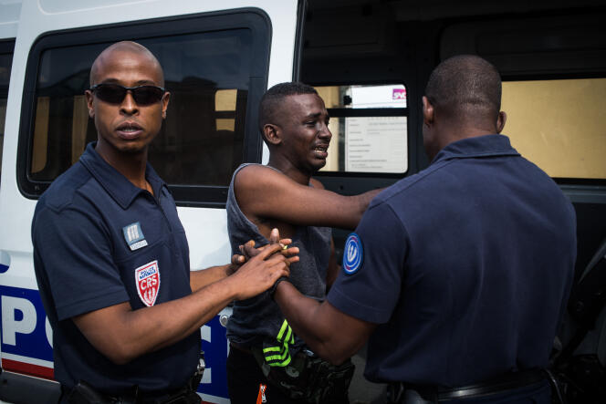 Les réfugiés sont systematiquement arrêtés à la gare de Menton Garavant par la police française.