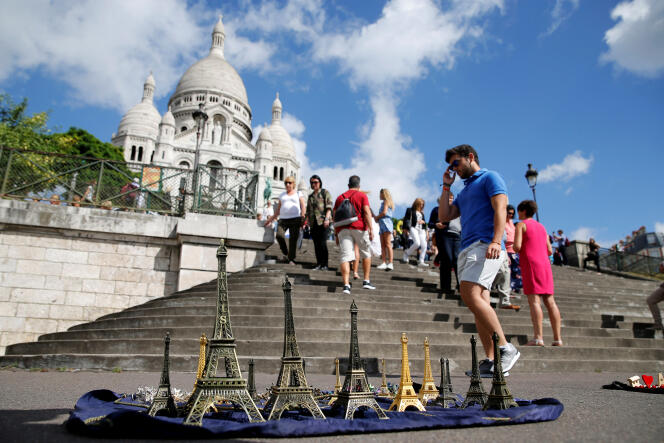 La basilique du Sacré-Cœur, à Paris, en août. La fréquentation touristique a baissé de 14,8 % dans la capitale.