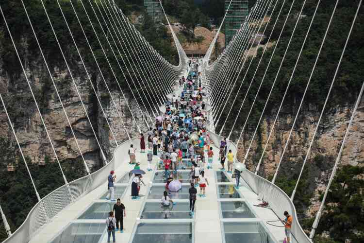 Le pont a été conçu pour accueillir 800 personnes simultanément, soit un maximum de 8 000 touristes par jour.