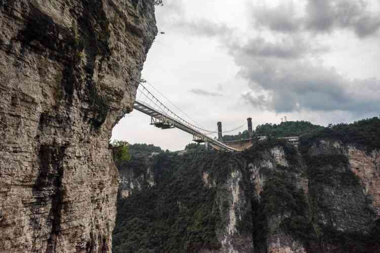Le pont piéton au plancher en verre le plus long et haut du monde a ouvert au public samedi 20 août dans les spectaculaires montagnes de Zhangjiajie, dans le centre de la Chine.