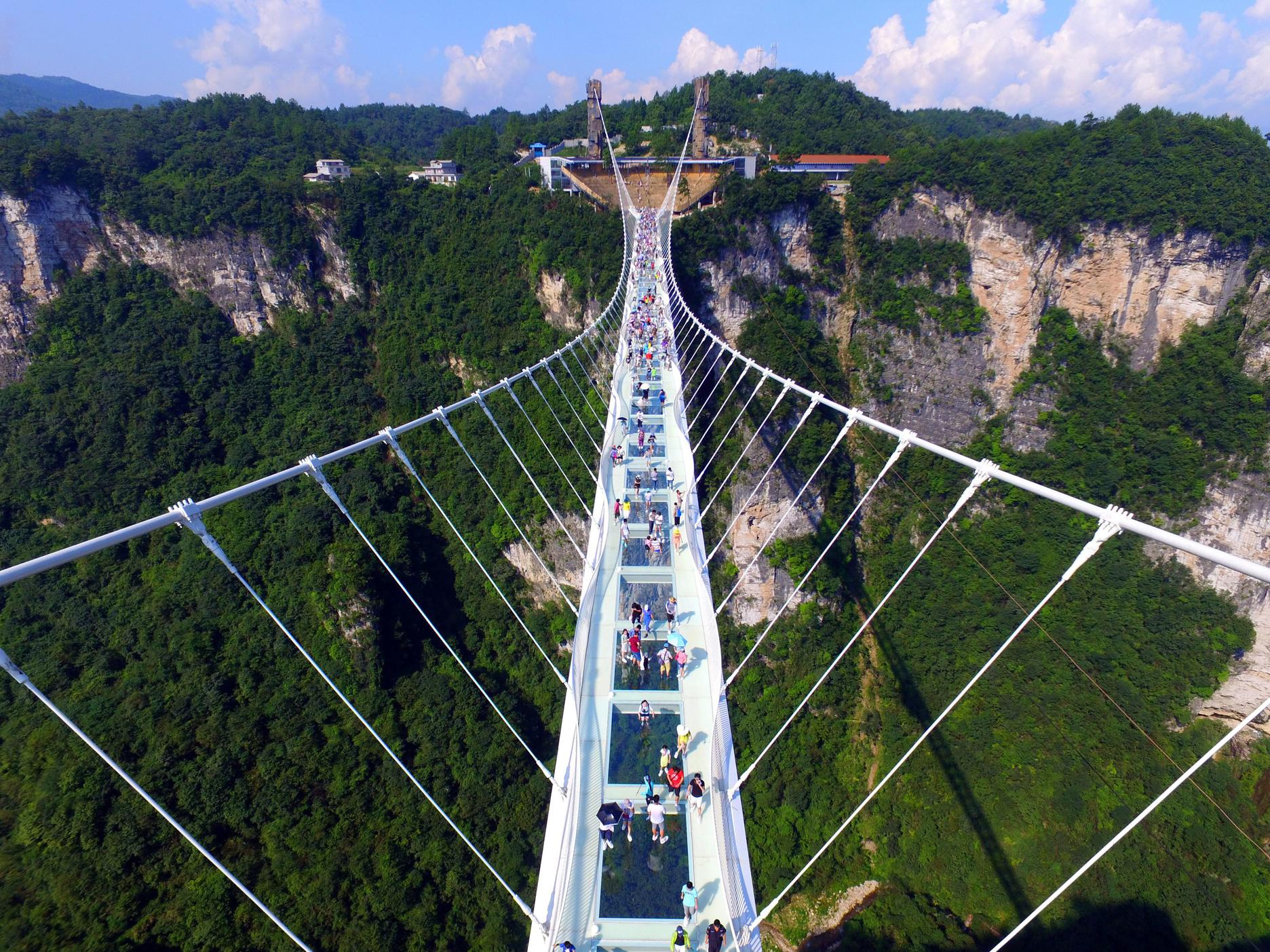 En Chine, le pont « en verre » le plus long du monde ouvre au public