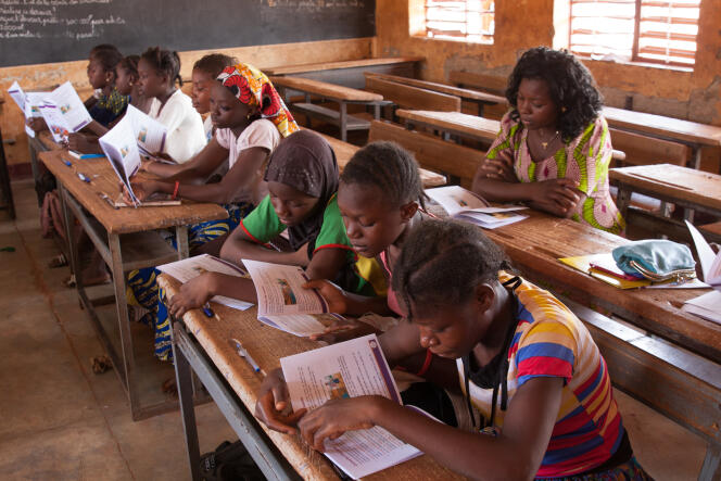 De jeunes élèves burkinabées lisent à haute voix des extraits de la brochure de sensibilisation aux menstruations.