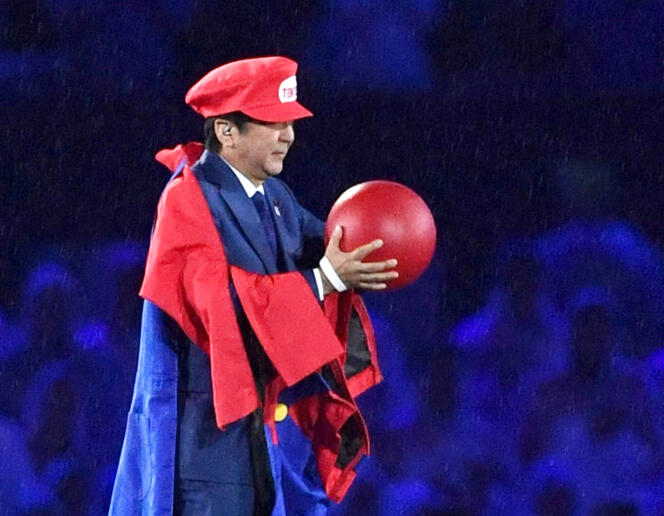Shinzo Abe vêtu de la cape et de la casquette de Super Mario lors de la cérémonie de clôture des Jeux olympiques de Rio.