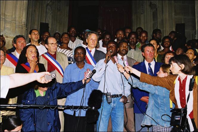 Au centre, de gauche à droite, Madjiguène Cissé et Ababacar Diop le 21 août 1996 dans l’église Saint-Bernard.