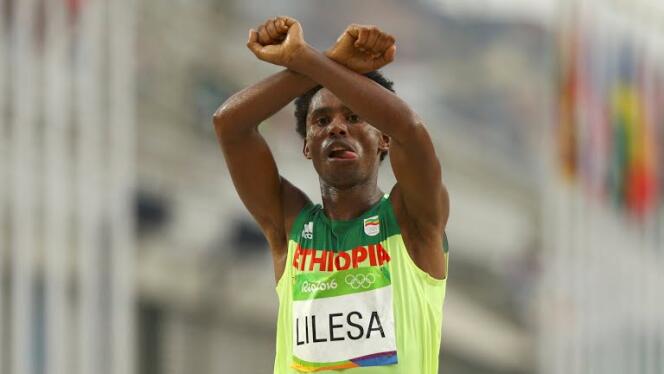 L’Ethiopien Feyisa Lilesa, médaillé d’argent du marathon des Jeux olympiques.