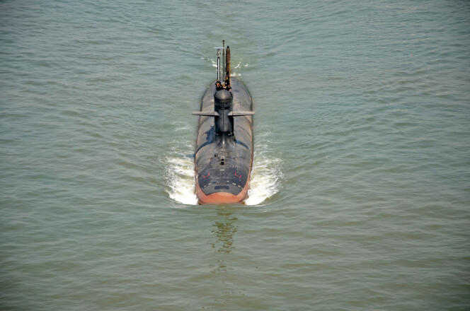 Le sous-marin de la classe Scorpène « Kalivari » lors de sa croisière d’essai par la marine indienne au large de Bombay le 1er mai.